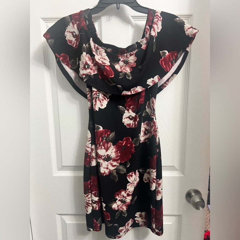 Papaya- Off shoulder Black dress with flowers. Size: S/M. Used. Stretchy